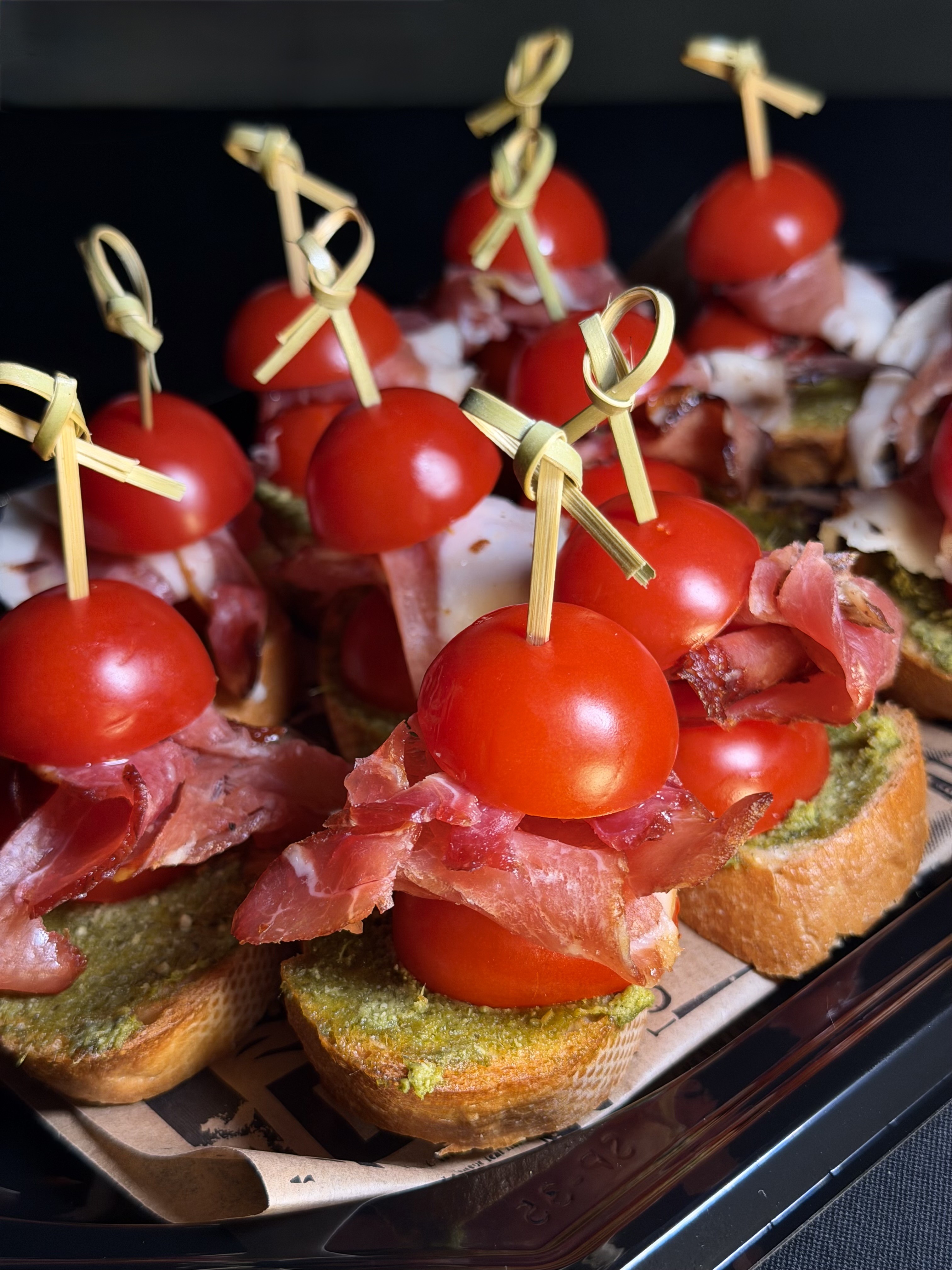 Сет брускети домати с прошуто 20БР