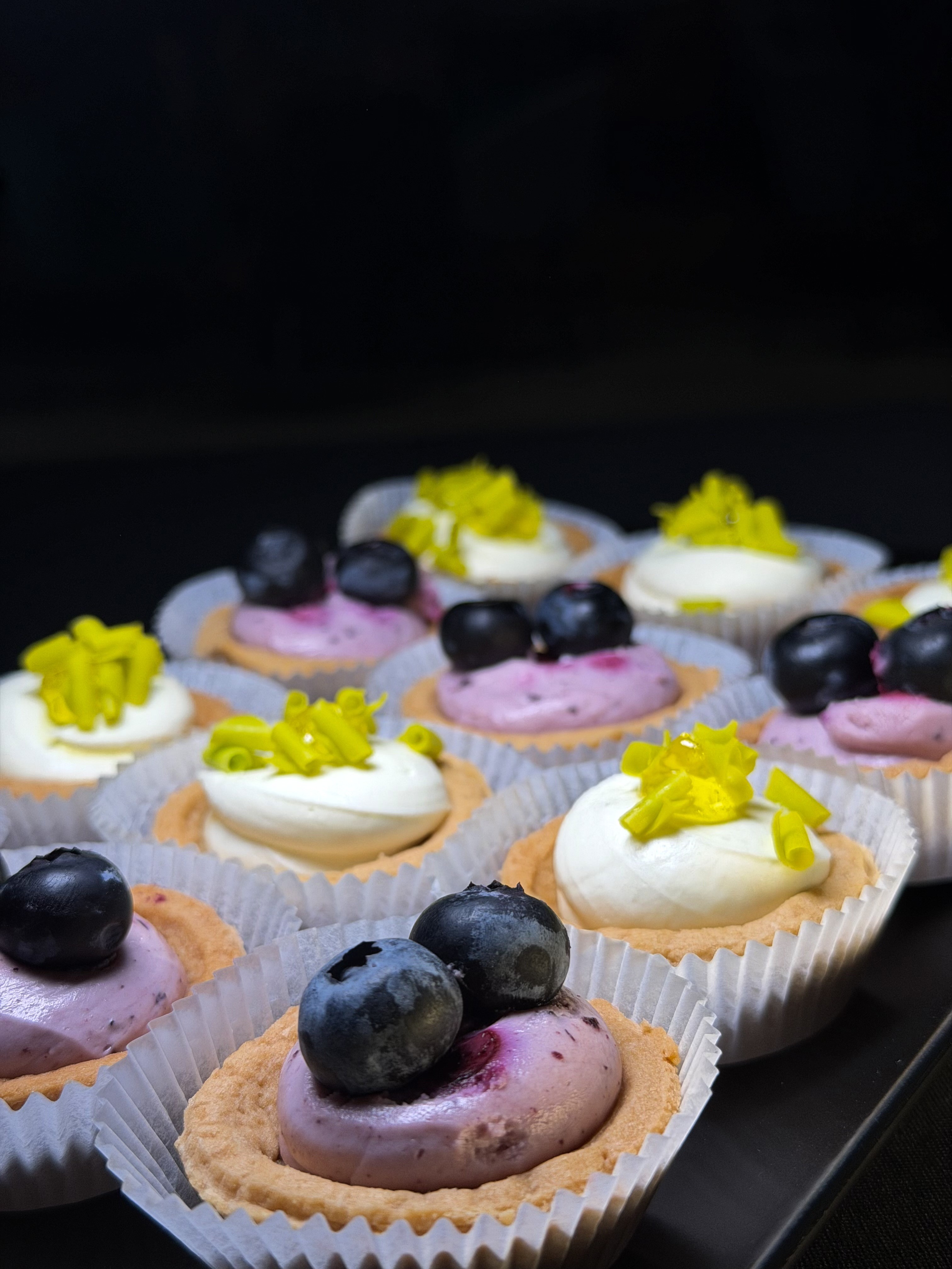 Сет тарталети /маскарпоне с боровинки ,чийзкрем с лимон/ 30бр