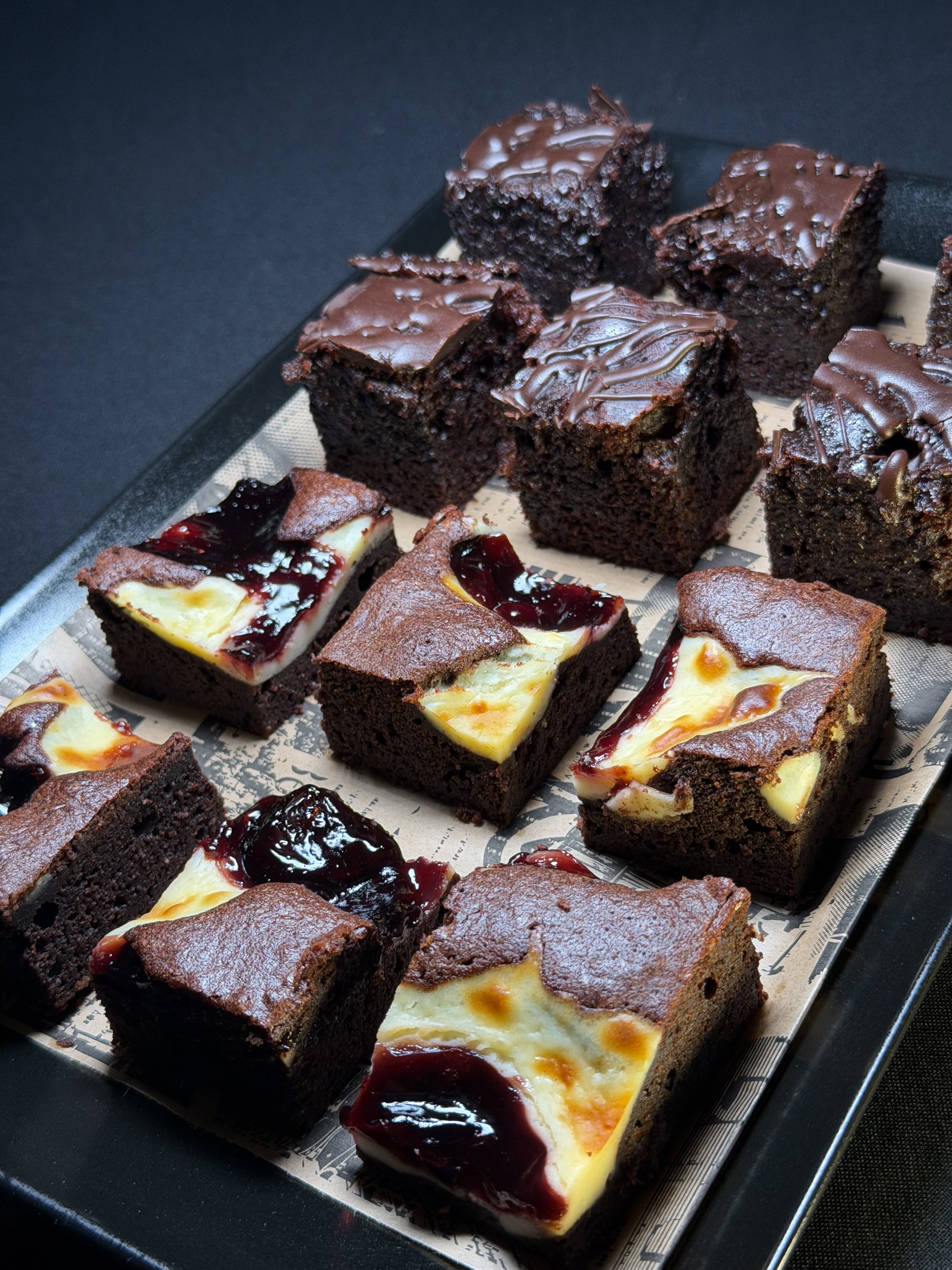 Микс шоко сладкиш и шоколадово брауни с вишна 20БР