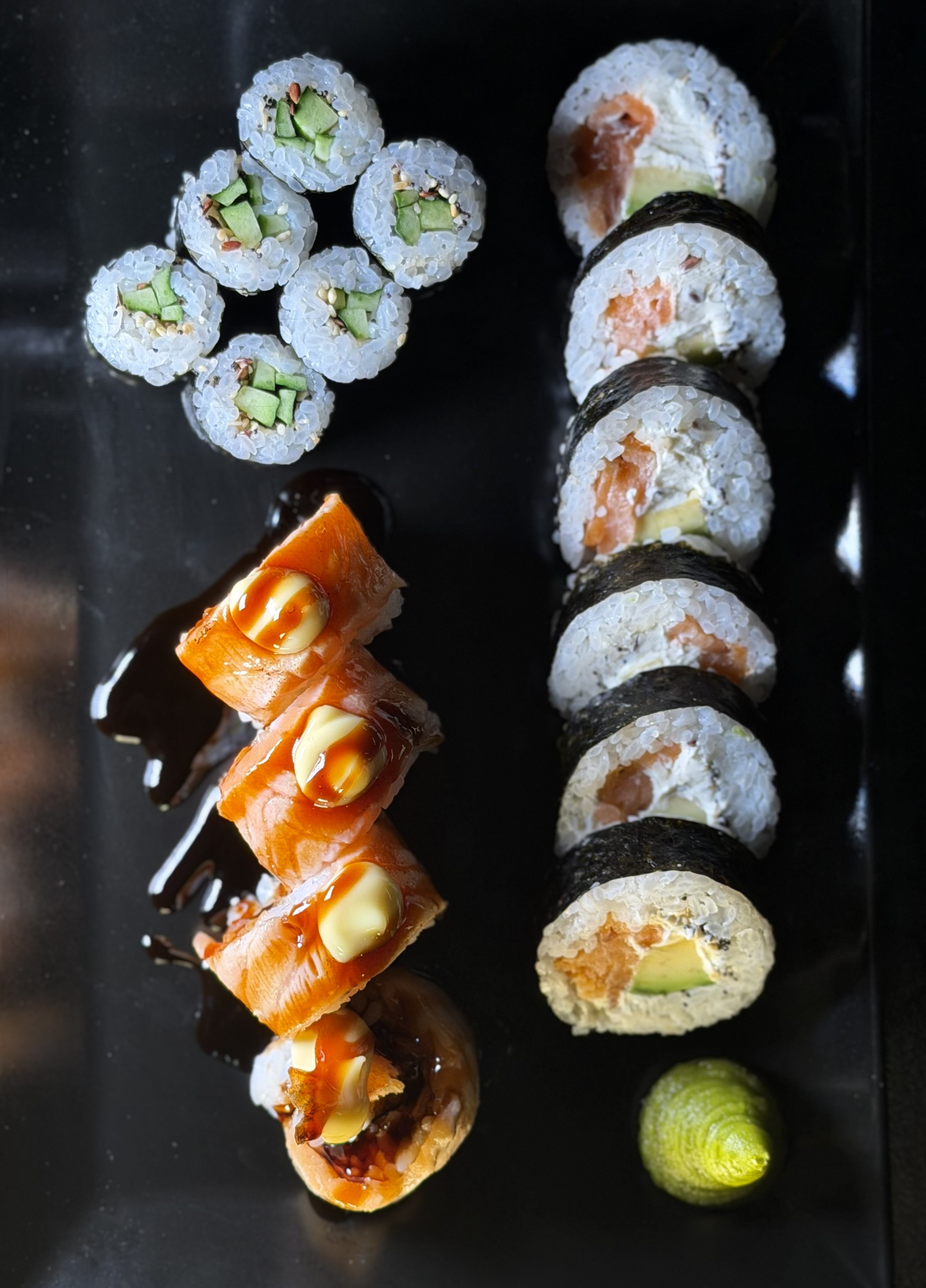 Сет суши 12БР /урамаки хрупкава скарида 4бр,фотомаки пушена сьомга 6бр, хосомаки с краставица 6бр/