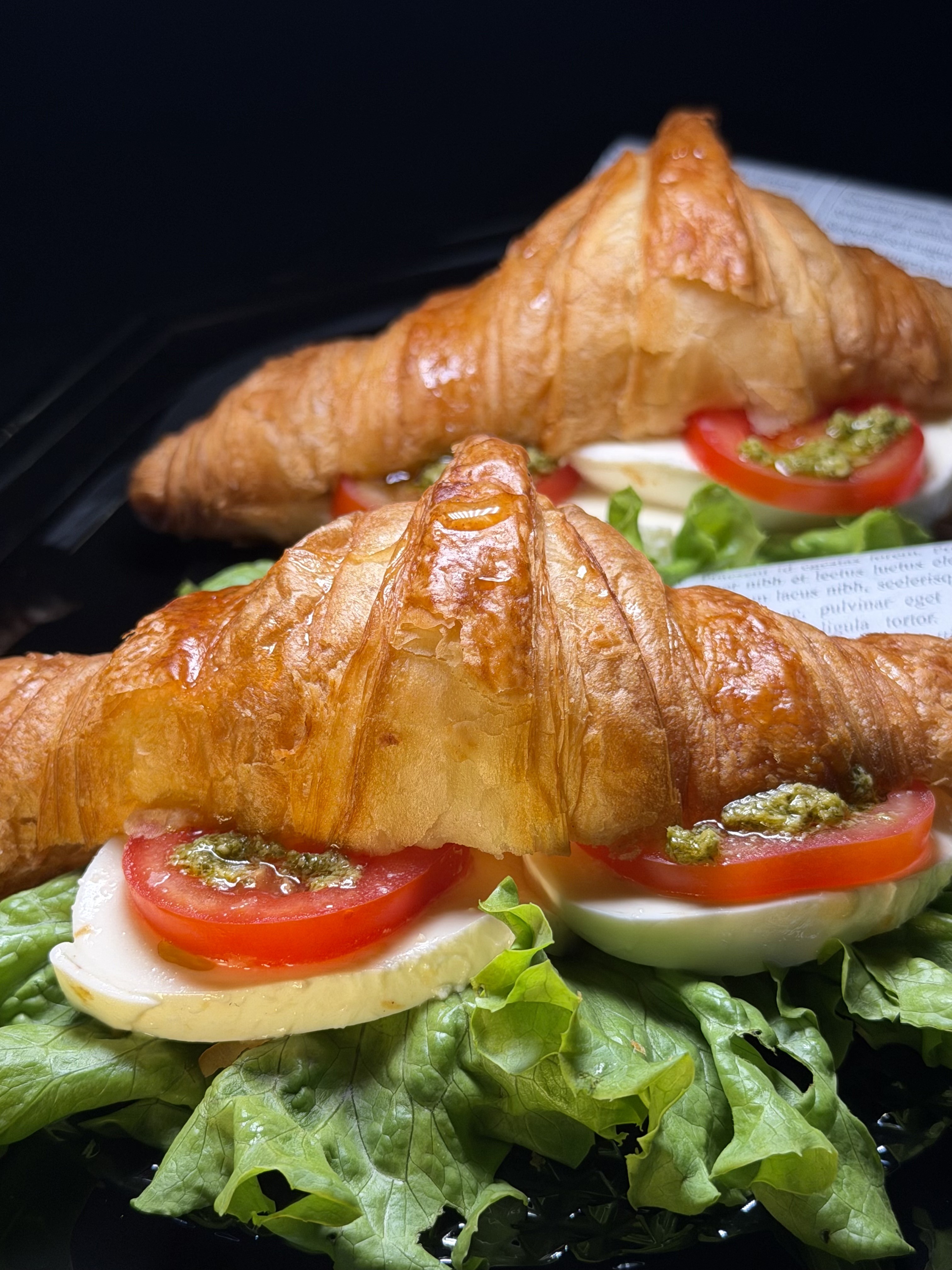 Кроасан с моцарела и песто